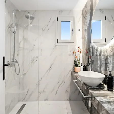 Frunze Luxury アパートホテル